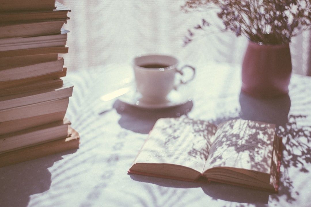 Livres ouverts et empilés près d